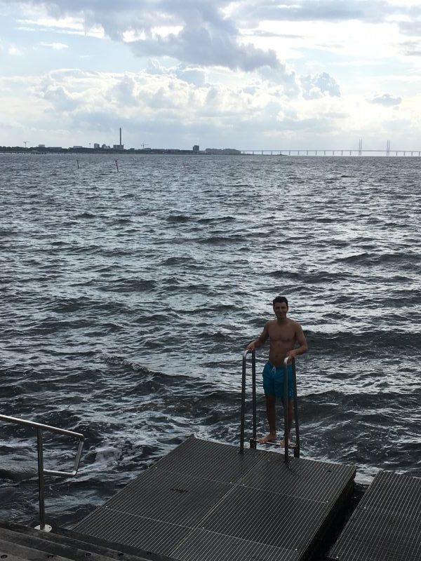 Nager dans la mer à Malmö